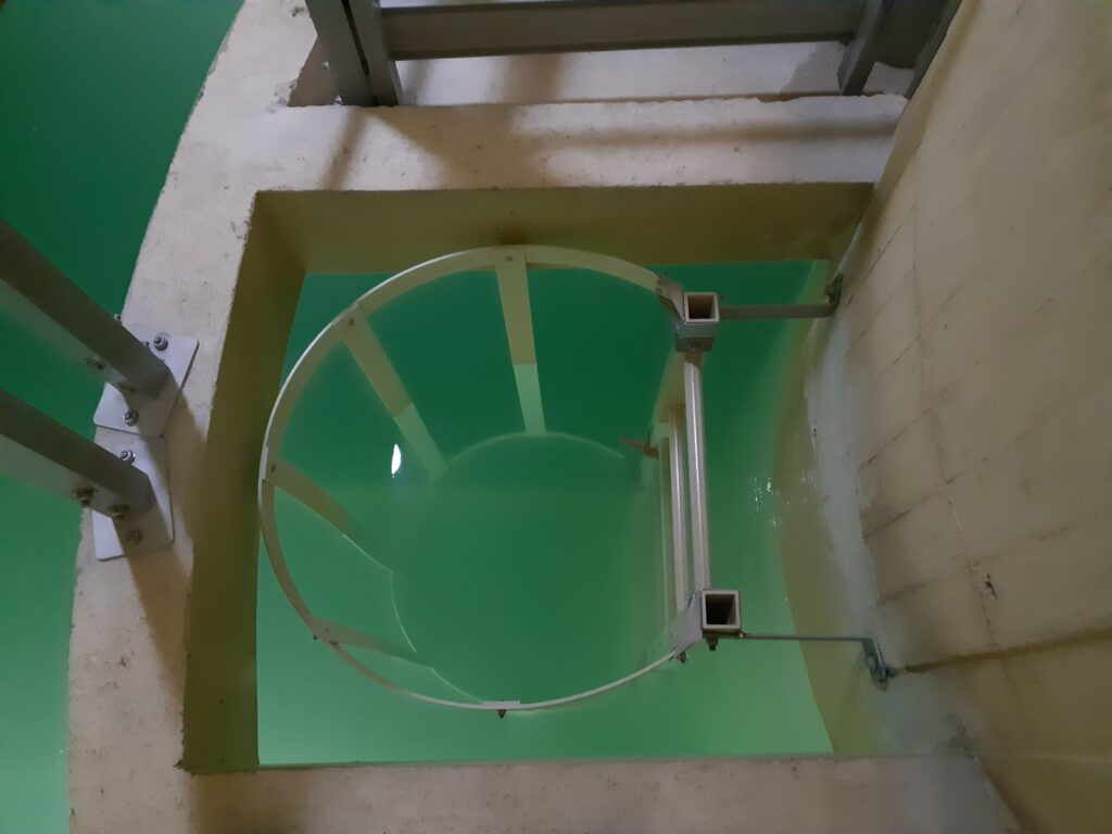 Échelle à crinoline ACS pour château d'eau potable