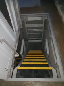 Escalier inséré dans une trappe a double ouvrant